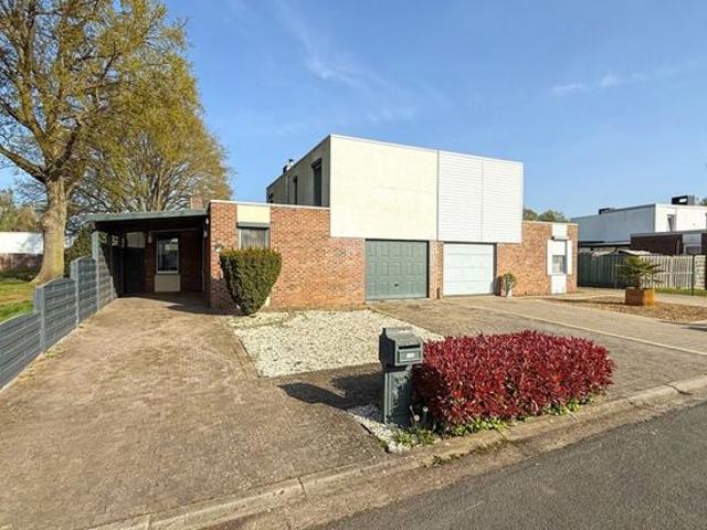 Rustig gelegen HOB met 3 slaapkamers, garage én carport!