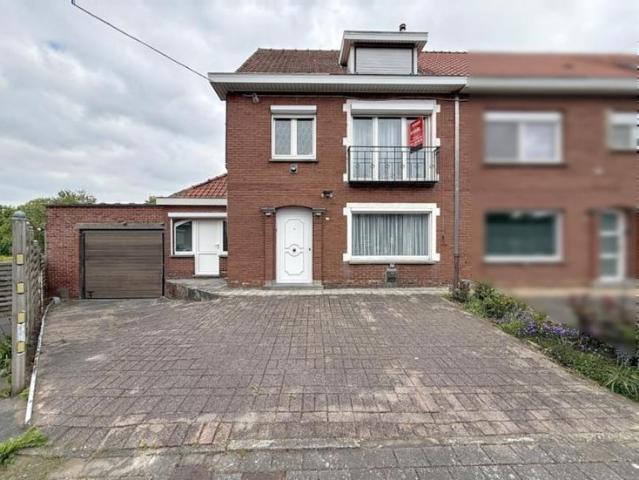 RUSTIG GELEGEN HOEKWONING MET TUIN