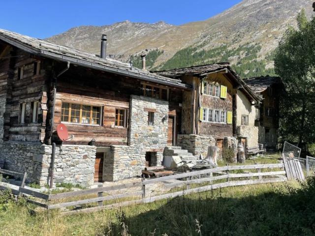 Rustikales Walliserhaus im Weiler Bodmen in Saas Fee. 2001 Kernsaniert