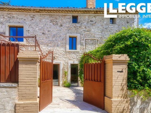 RUSTREL, LUBERON Magnifique maison de village, entièrement rénovée, avec 5 chambres, cour et piscine