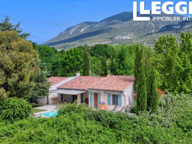 RUSTREL, LUBERON RARE: Magnifique maison de plein pied avec jardin, piscine et chalet, face au Colorado