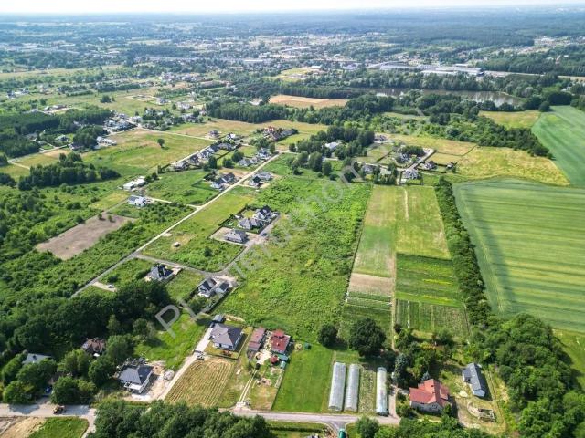 Przestronna działka 2557 m² z możliwością podziału i zabudowy