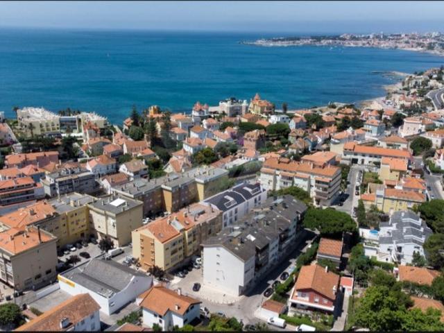 São João Estoril. Apartamento T4. cozinha equipada. Varandas. Arrecadação. 3 estacionamentos. Vista Mar!