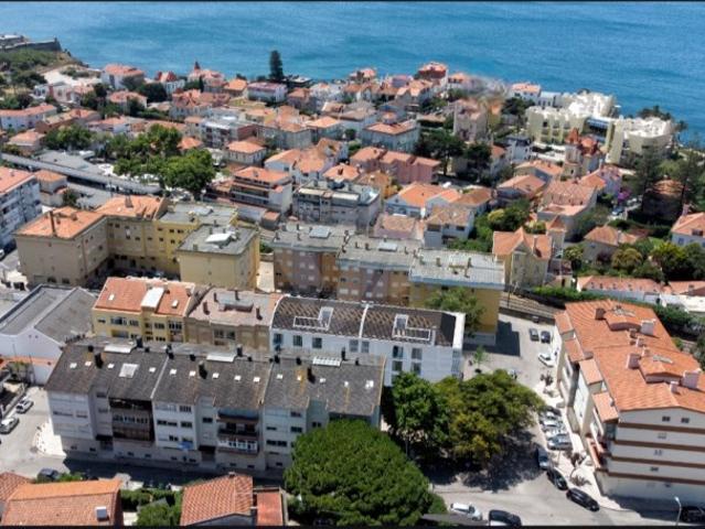 São João Estoril. Apartamento T4. cozinha equipada. Varandas. Arrecadação. 3 estacionamentos. Vista Mar!