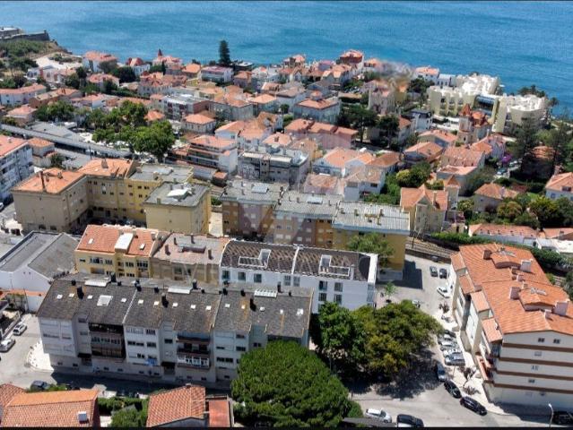São João Estoril. Apartamento T4. cozinha equipada. Varandas. Arrecadação. 3 estacionamentos. Vista Mar!