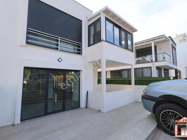 S a k a l l ıdan Turgutreiste Anayola Yakın 165m2 Kiralık Dükkan