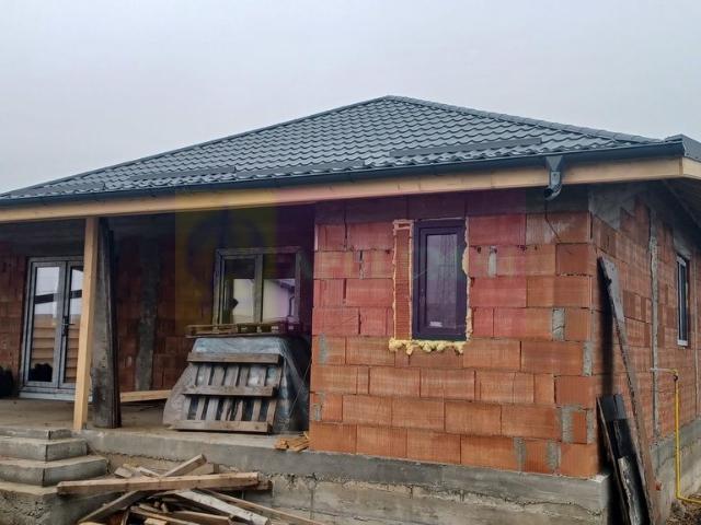 Săbăreni, casă nouă 4 camere parter, curte 480 mp