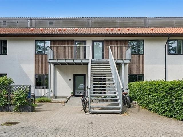 Søborg – Buddinge Hovedgade – velindrettet, flot lejlighed med stor terrasse og P plads, roligt og centralt beliggende