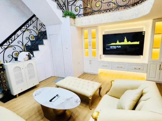 Sốc! Bán nhà 5 tỷ, ô tô đỗ cửa, Phố Đặng Tiến Đông, Zalo 0911911