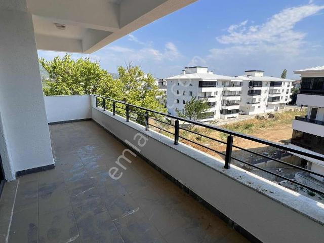 Sıfır Havuzlu Sitede Geniş 2+1 4 Kat Manzaralı Daire