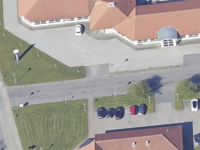 Sælges med eksisterende og stabil lejer yderst velholdt ejendom fremragende synlighed gode parkeringsforhold