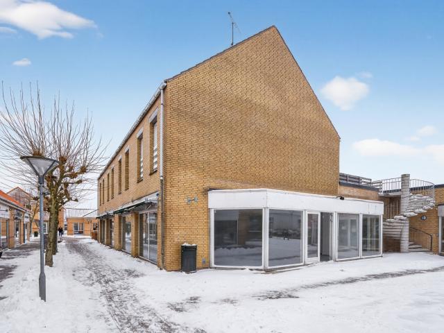 Særdeles synligt butikslokale med store facadevinduer på hjørneplacering