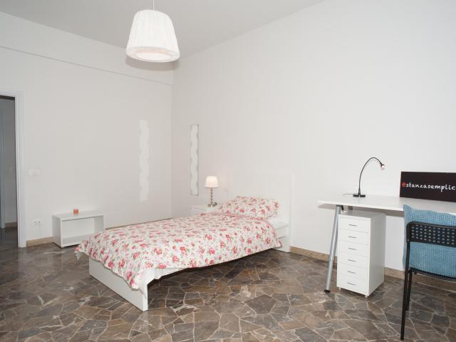 S. 31 Singola luminosa con balcone vicino al centro