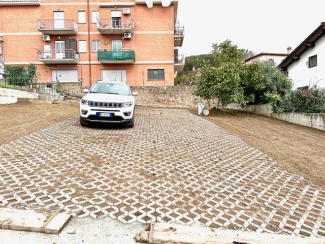 Scoperto in vendita a Roma