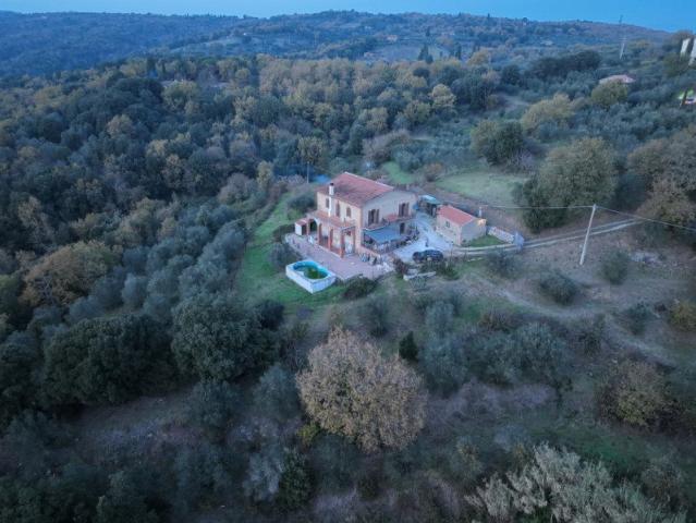 Scopri il tuo angolo di paradiso immerso nel verde della cam. 250m² Rigomagno