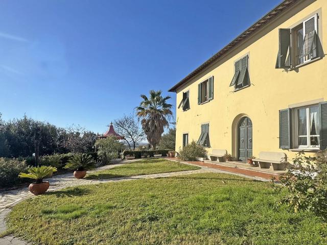 Scopri questa affascinante villa del 1800, situata nel cuore. 900m² Santa Maria a Monte