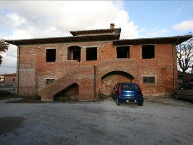 Scopri questa affascinante opportunità di investimento nel c. 440m² Sinalunga
