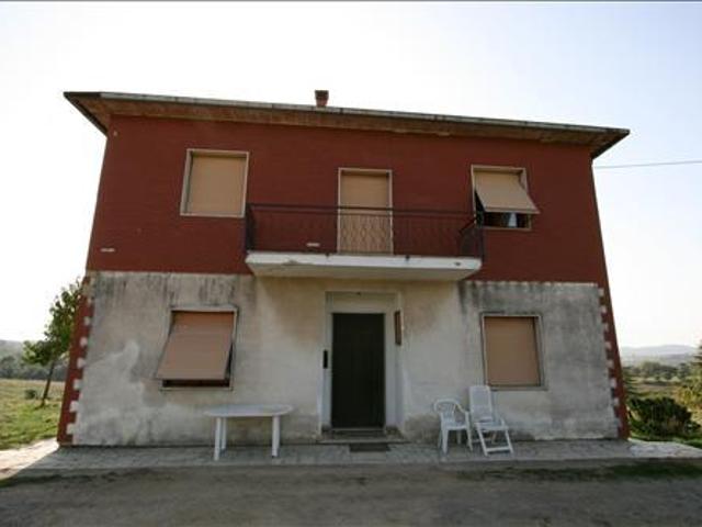 Scopri questa affascinante proprietà situata nel cuore di Tr. 363m² Trequanda
