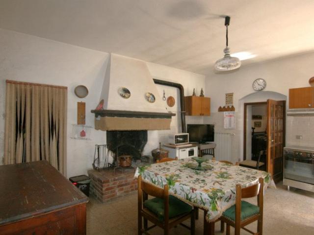 Scopri questo incantevole appartamento situato nel pittoresc. 156m² Scrofiano
