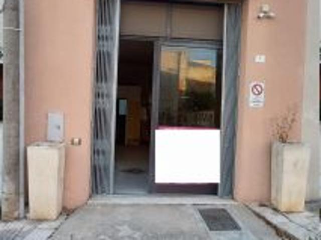 SCORRANO AFFITTASI LOCALE COMMERCIALE 300 €