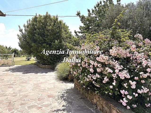 Scarperia pressi Porzione di colonica con giardino