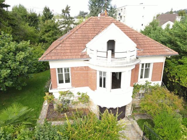 Sceaux 92330 Belle maison familiale bordée par un jardin. m² Sceaux