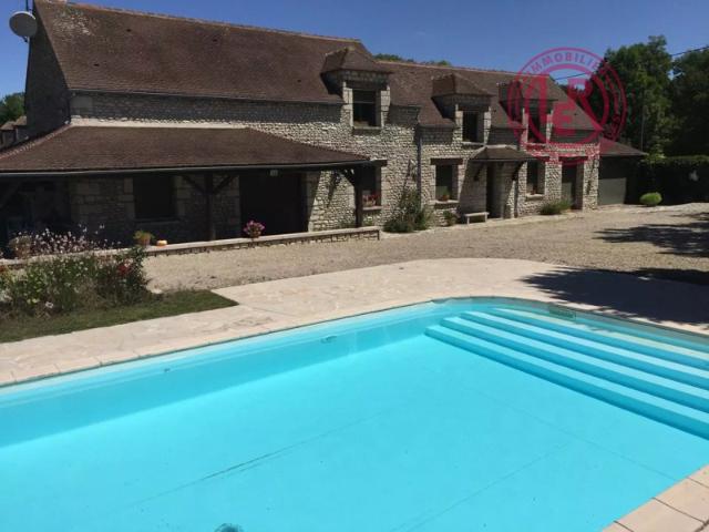 Sceaux du Gâtinais Superbe maison avec piscine et terrain