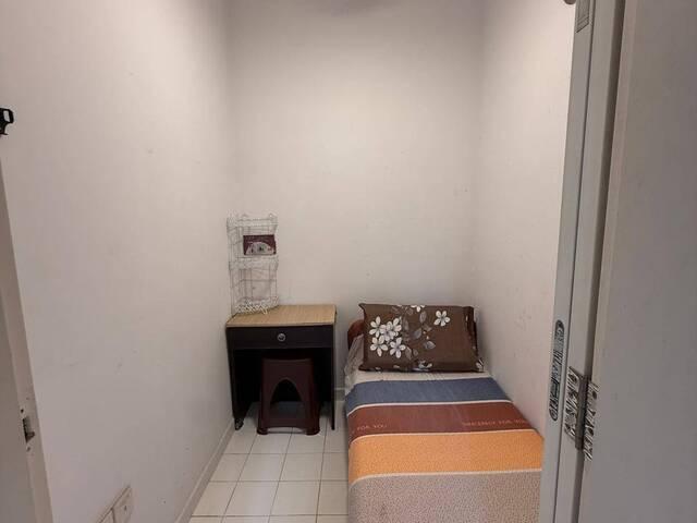 Scenic Heights/Common room/1 2 pax/Available Immediate