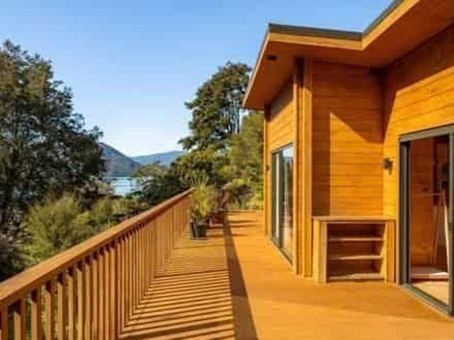 Scenic waterfront retreat on fixed term