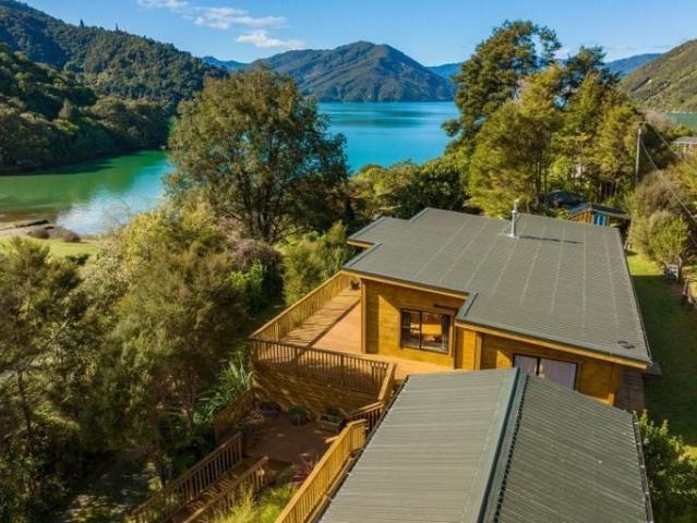 Scenic waterfront retreat on fixed term