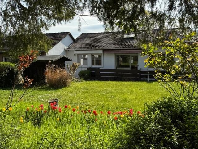 Schwalbach: Ruhig wohnen am Grüngürtel – Bungalow mit großem Garten und vielseitigem Raumangebot
