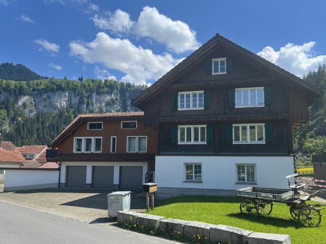 Schwyzerhus mit Stil – Freistehendes Bijoux in Unteriberg
