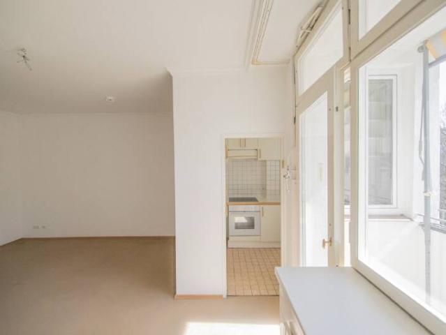 Schillerstr. in Charlottenburg: 2 Zi Whg im 4. OG mit Südbalkon, EBK u. Aufzug