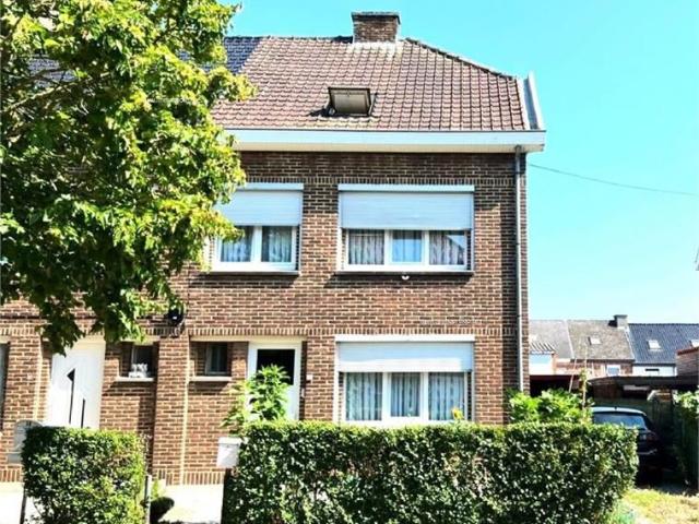 Schitterend gelegen grote hoekwoning met 5 slaapkamers, grote keuken, terras, tuin, carport. Ref. 16360 Ronse