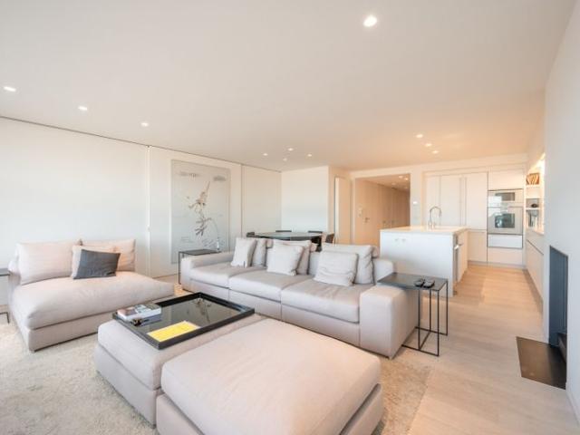 Schitterend hedendaags appartement met frontaal zeezicht.