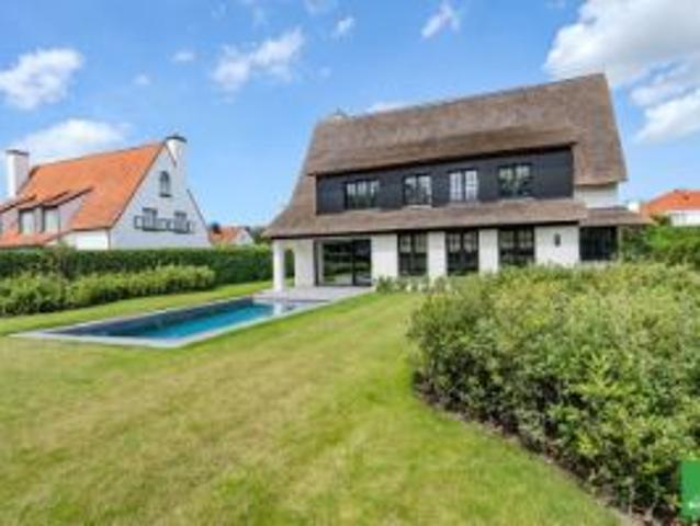 Schitterende alleenstaande villa met zwembad, rustig gele.
