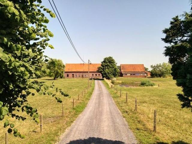 Schitterende hoeve met ruime loodsen en uitbreidingsmogelijk