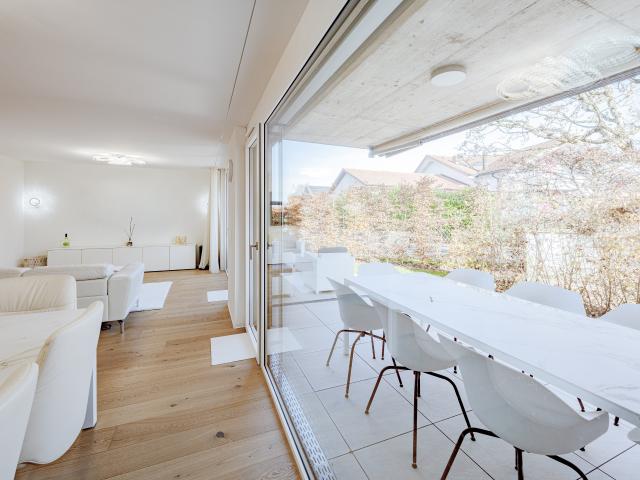 SCHLAUE UND NEUWERTIGE GARTENWOHNUNG
