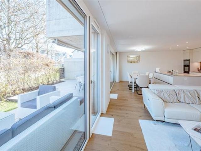 SCHLAUE UND NEUWERTIGE GARTENWOHNUNG