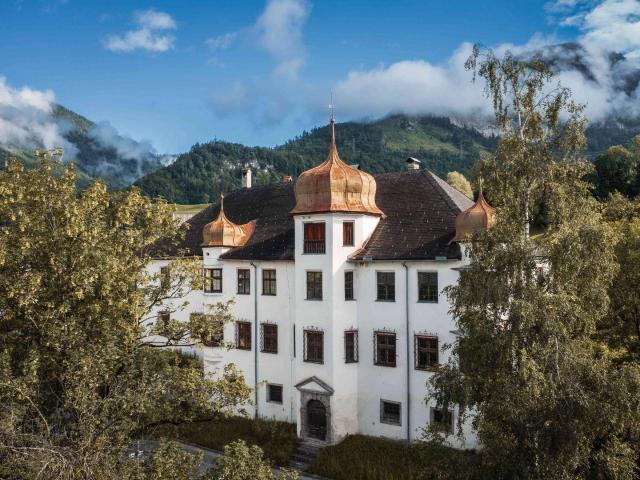 Schloss Achenrain in Kramsach, Tirol: Historisches Juwel zur Miete oder Baurecht