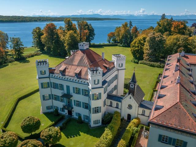 Schloss Possenhofen: Prachtvolle Beletage mit Seeblick samt Dachgeschoss