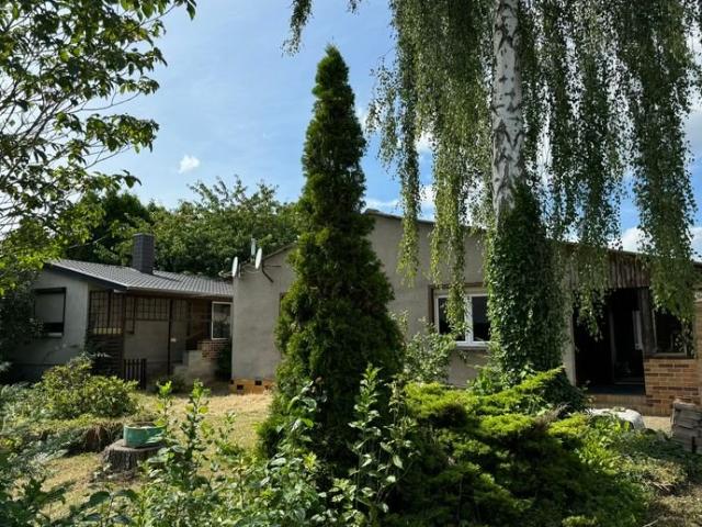 Schnäppchen! 2 Einfamilienhäuser zu einem Preis mit viel Nebengelass, 2 Garage + Werkstatt und Garten in einer ruhigen, waldreichen Umgebung inmitten
