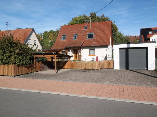 Schnuckeliges Häuschen mit großem Grundstück in guter Lage