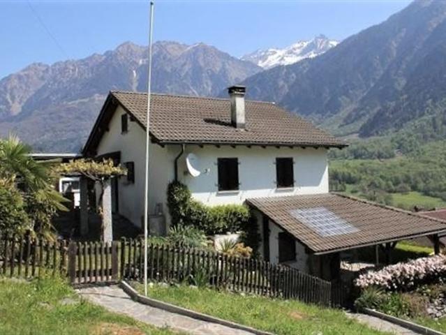 5 1/2 Zi EFH mit Sitzplätzen und Garten an sonniger Aussichtslage / casa di 5 1/2 locali con giardino molto soleggiata con bella vista