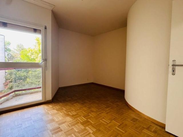 Schöne 3.5 Zimmer Wohnung mit neuer Küche, neuem Bad, kleinem Balkon und Kellerabteil