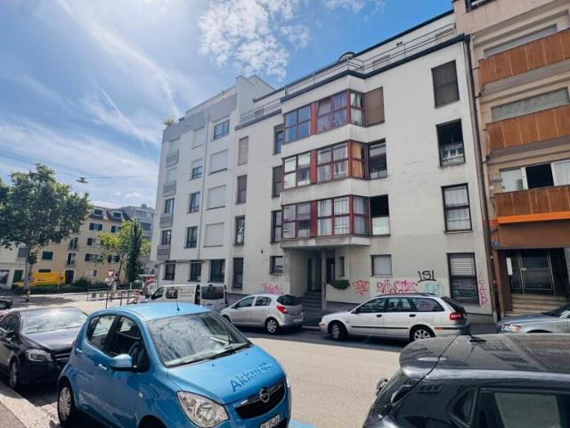 Schöne 3.5 Zimmer Wohnung mit neuer Küche, neuem Bad, kleinem Balkon und Kellerabteil