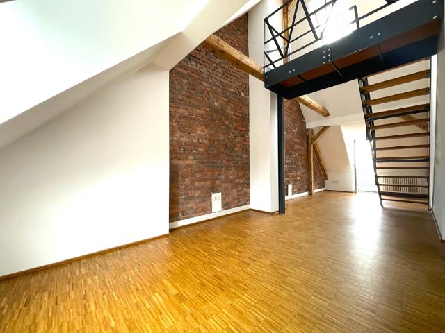 Schöne 3 Zimmer Altbauwohnung mit Galerie, Küche und Balkon im Martinsviertel von Darmstadt!