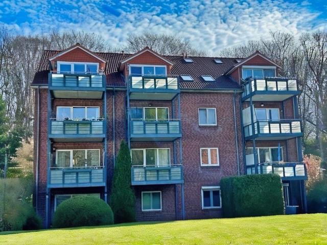 Schöne 3 Zimmer DG Wohnung mit Südwest Balkon, ausgebautem Spitzboden und Stellplatz in Mönkeberg