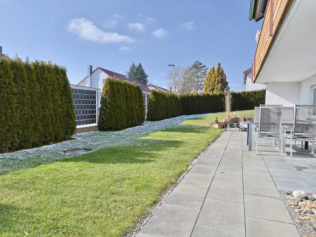 Schöne 3 Zimmer Ergeschosswohnung mit Sonnenterrasse und Garten
