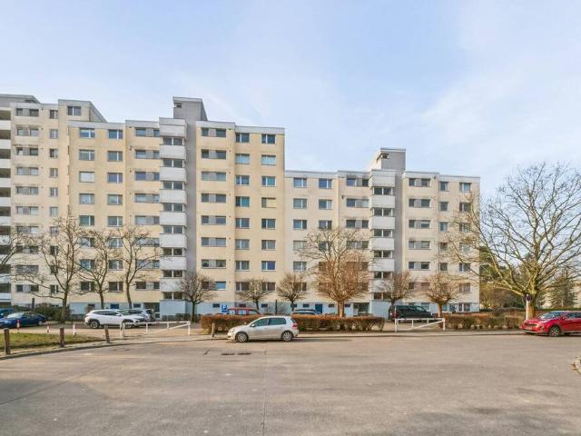 Schöne 2,5 Zimmer Wohnung mit Loggia